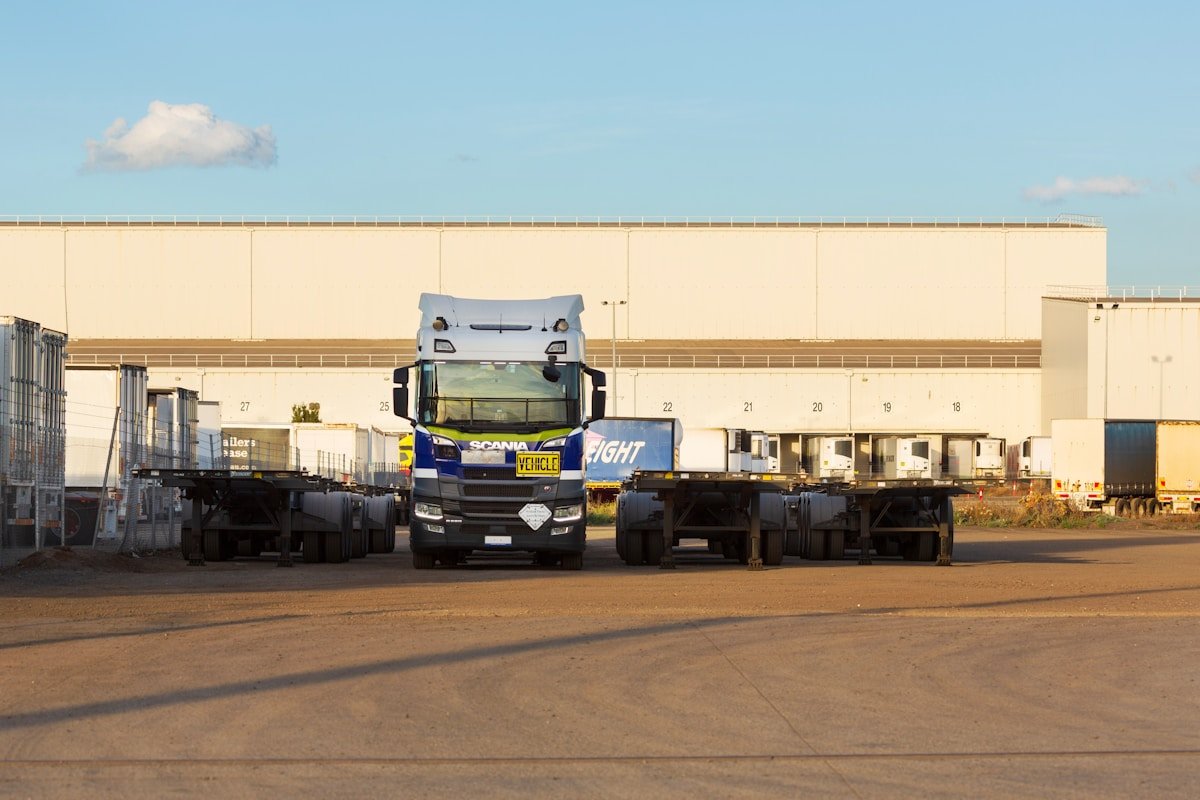 Camions de transport de fret dans un entrepôt industriel.