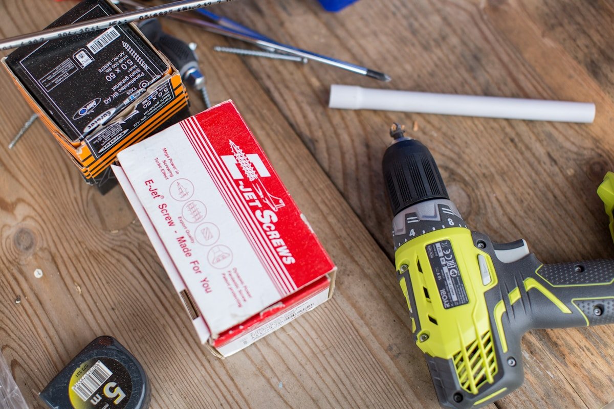 Outils de bricolage sur une surface en bois.