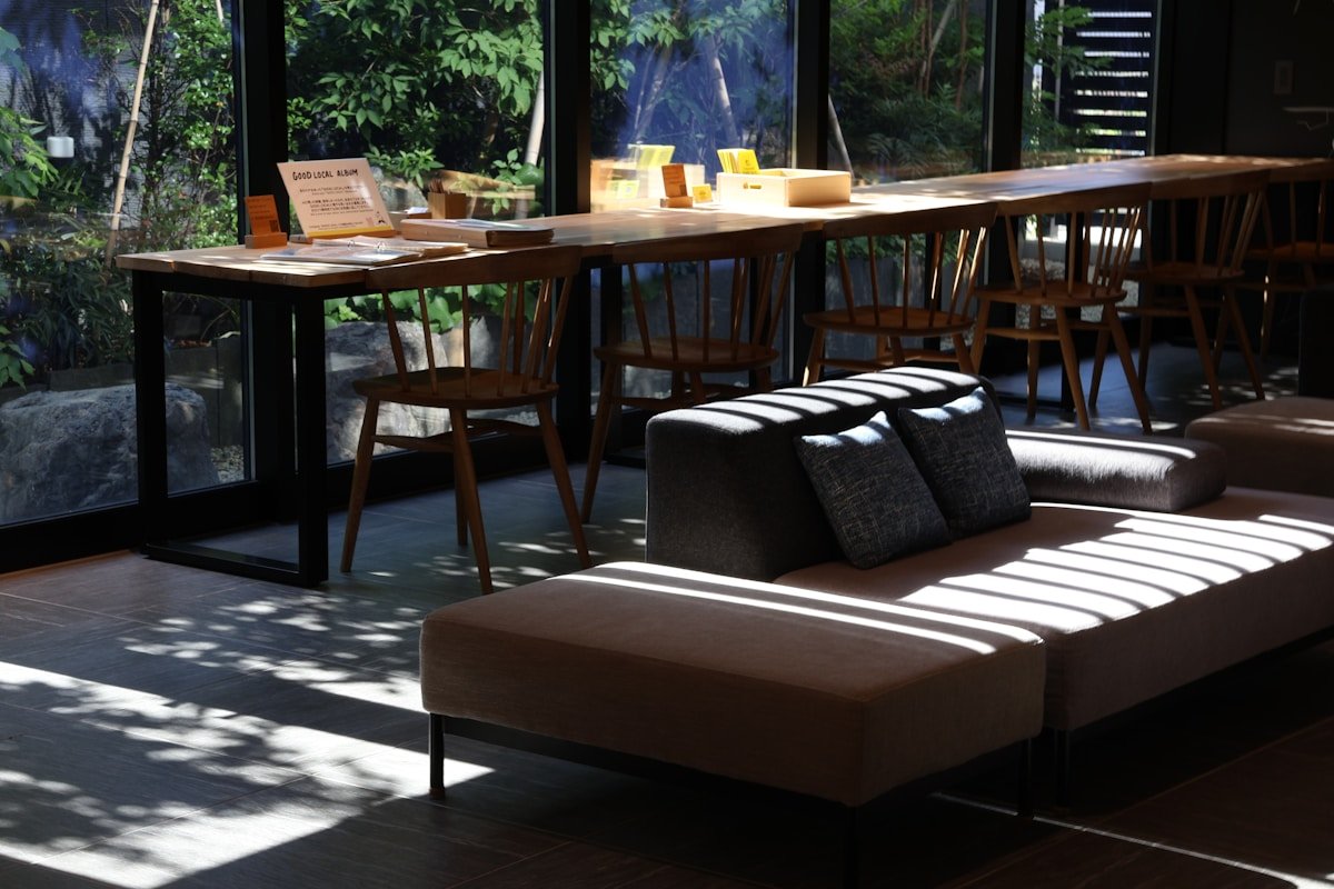 Intérieur confortable d'un café avec mobilier en bois et ambiance naturelle.