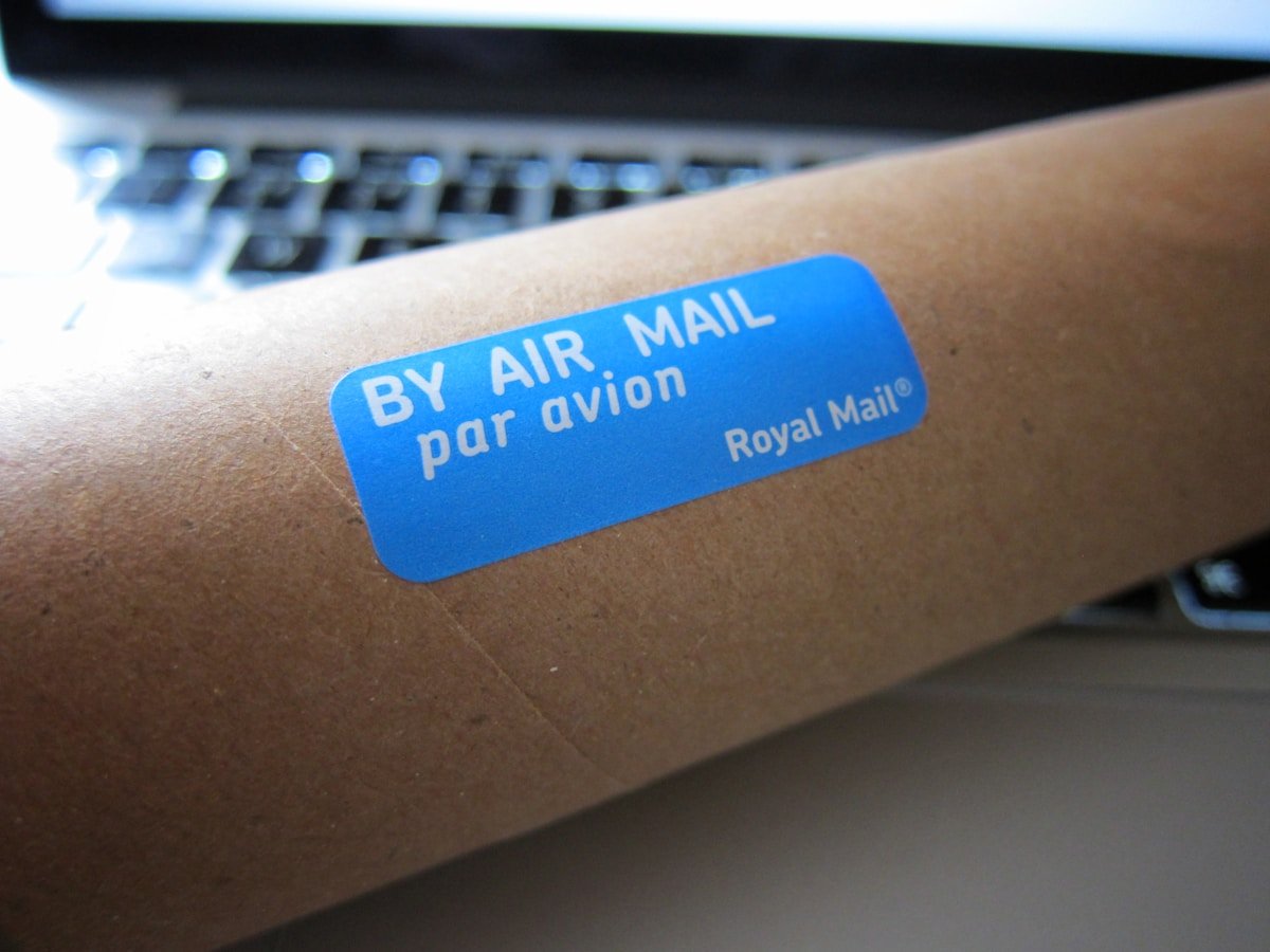 Colis postal avec étiquette "By Air Mail" de Royal Mail.