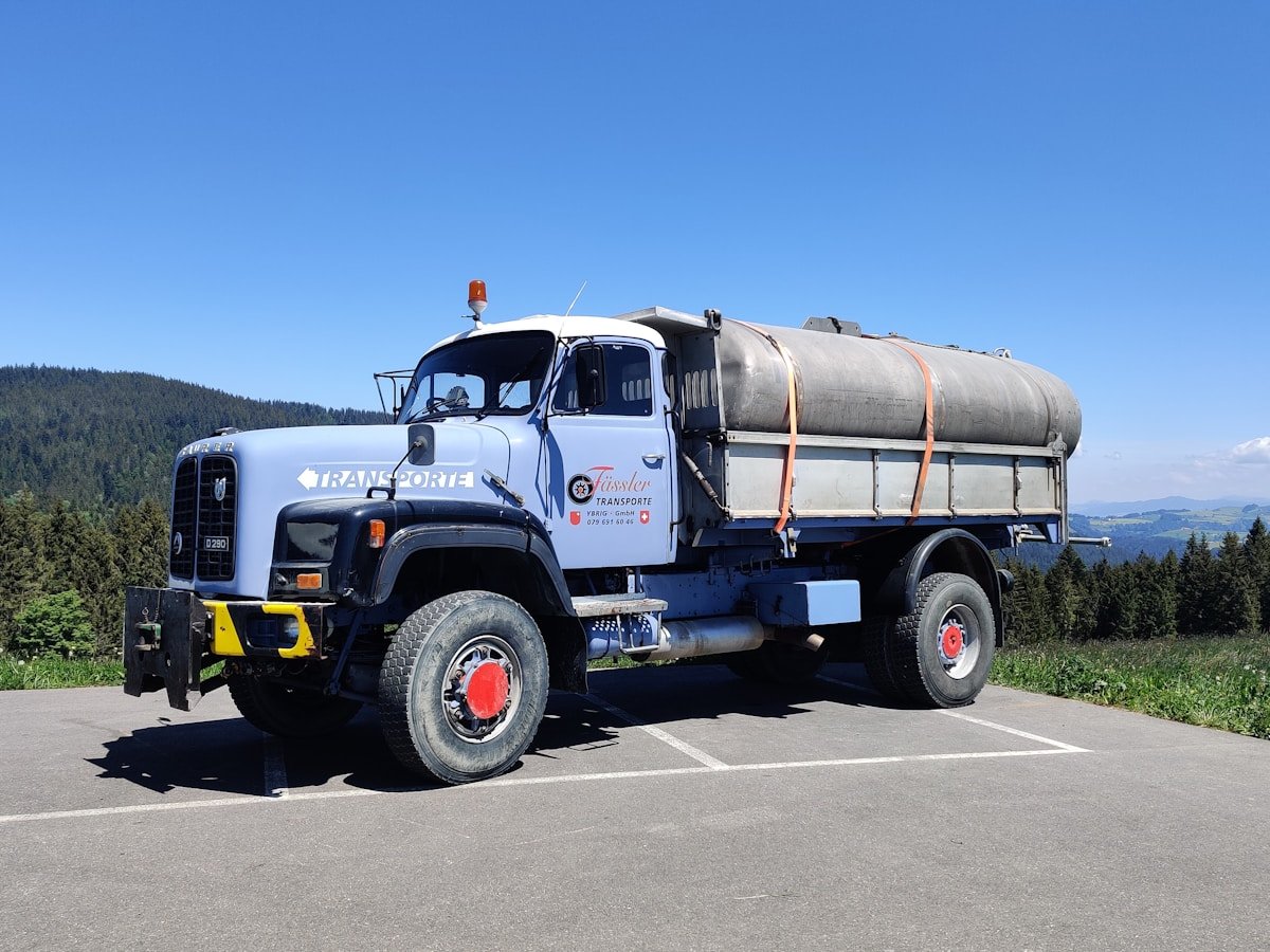 Camion-citerne de transport de carburant dans un paysage montagneux.