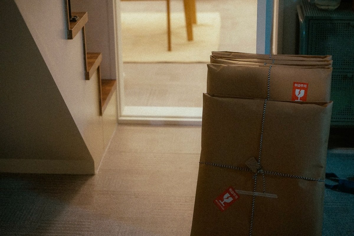 Boîtes en carton emballées dans un couloir intérieur.